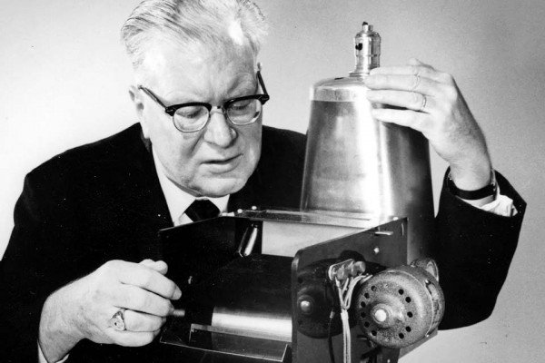 Technology Kills a Lot of Industries, So Why Won’t the Fax Machine Just Die Already?